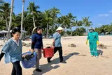 Hình ảnh đẹp: Hàng trăm người dân và du khách cùng làm sạch bãi biển Phú Quốc mùa gió chướng